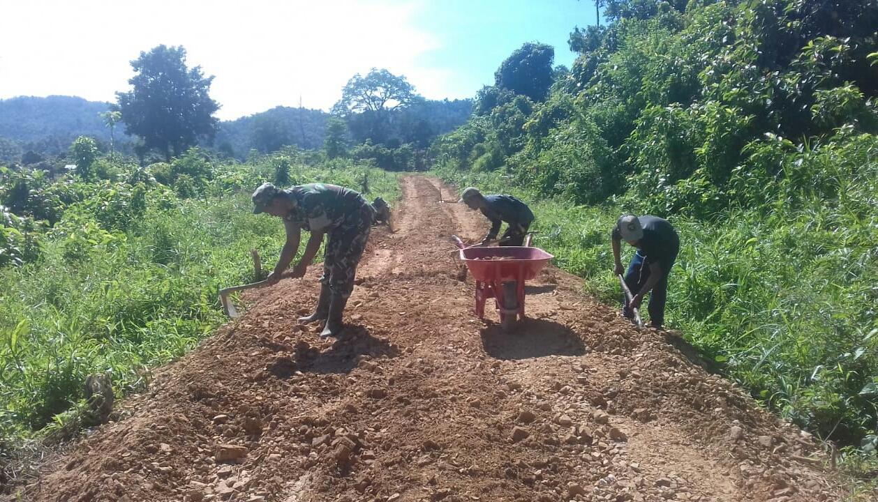 BABINSA POS DARUL HIKMAH BANTU MASYARAKAT BANGUN JALAN PERSAWAHAN