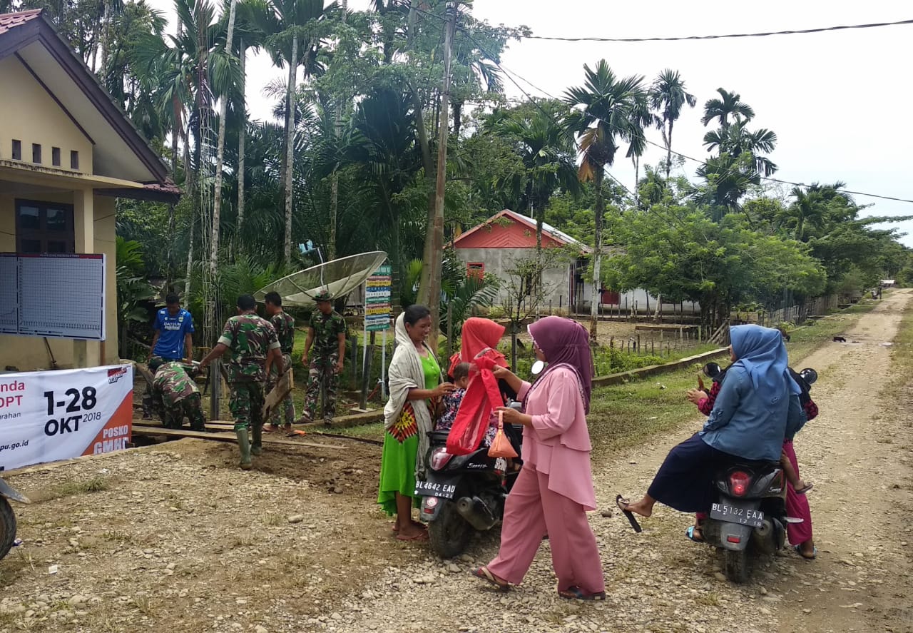 Tidak Ada Jarak Antara TNI dan Masyarakat, Ibu – Ibu Mengantarkan Makanan Ke Satgas TMMD Ke 103 Kodim 0105