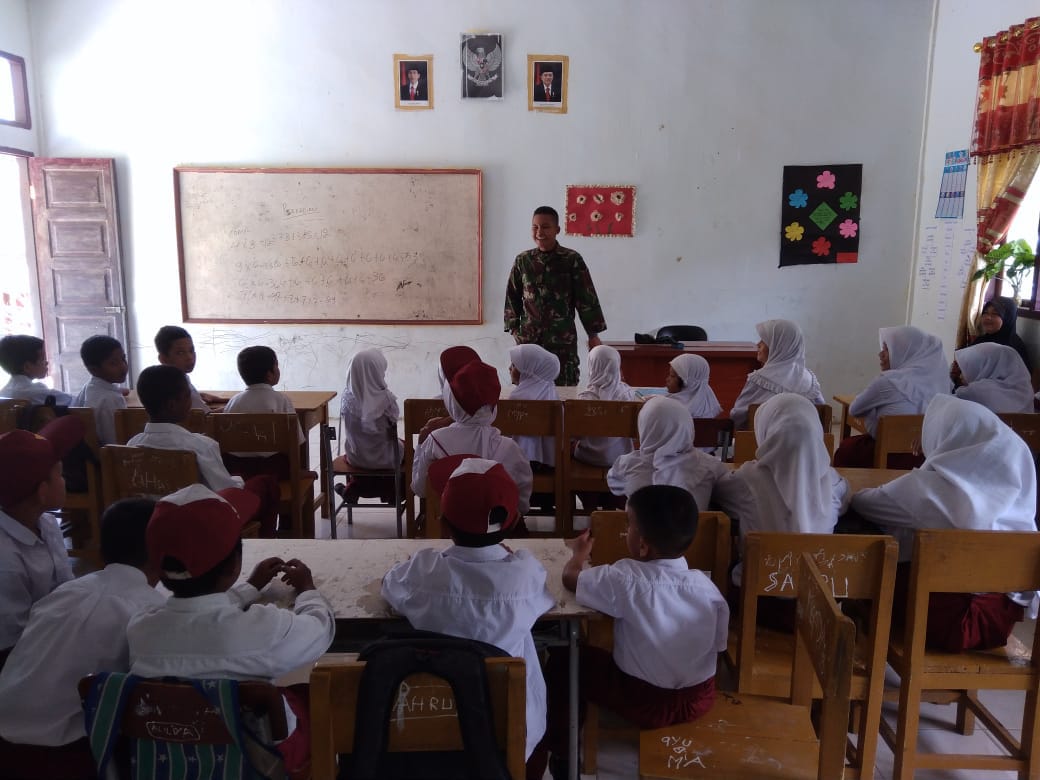 Pelajar Sekolah Dasar Terima Wasbang dari Satgas TMMD Kodim Ateng