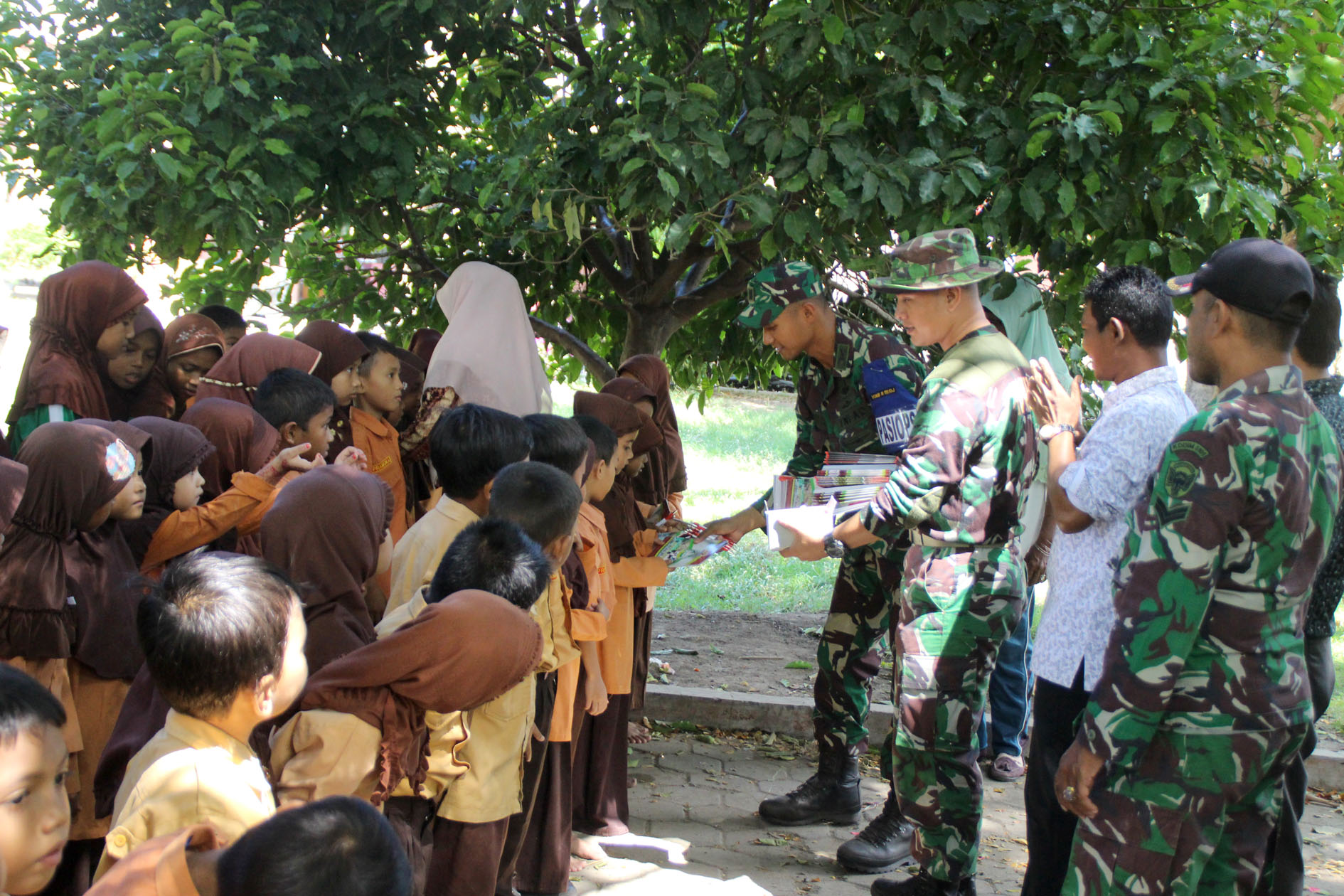 Yonif Raider 112/DJ Berikan Bantuan Alat Tulis Kepada Pelajar SD Monsinget