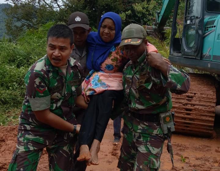 Personel Kodim Aceh Selatan Evakuasi Warga dari Lokasi Longsor