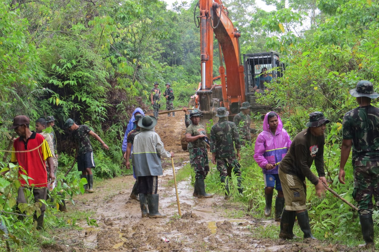 Hari ke Empat , Satgas TMMD Ke 103 Kodim 0105/Abar Melanjutkan Penerobosan Jalan Bersama Warga
