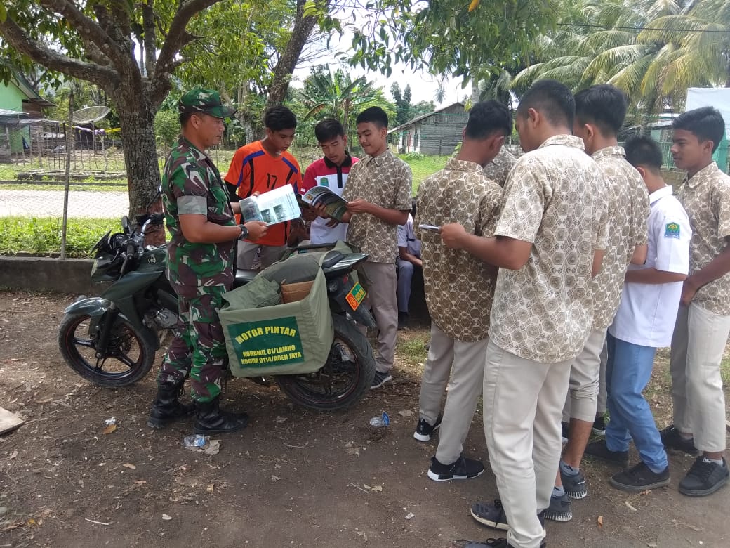 Babinsa Lamno Operasionalkan Motor Pintar di SMU Negeri 1 Jaya