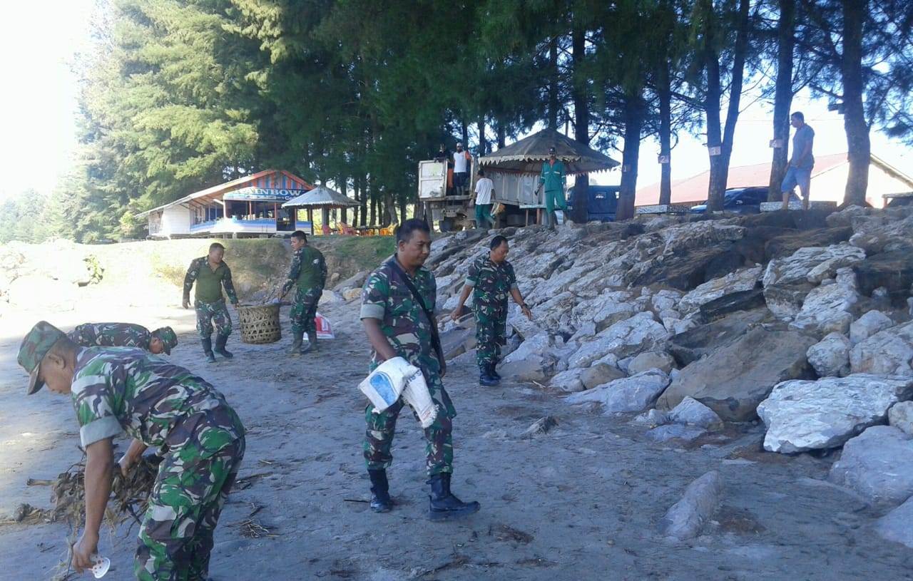 Personil Kodim Aceh Jaya Bersihkan Pantai Cleopatra Calang