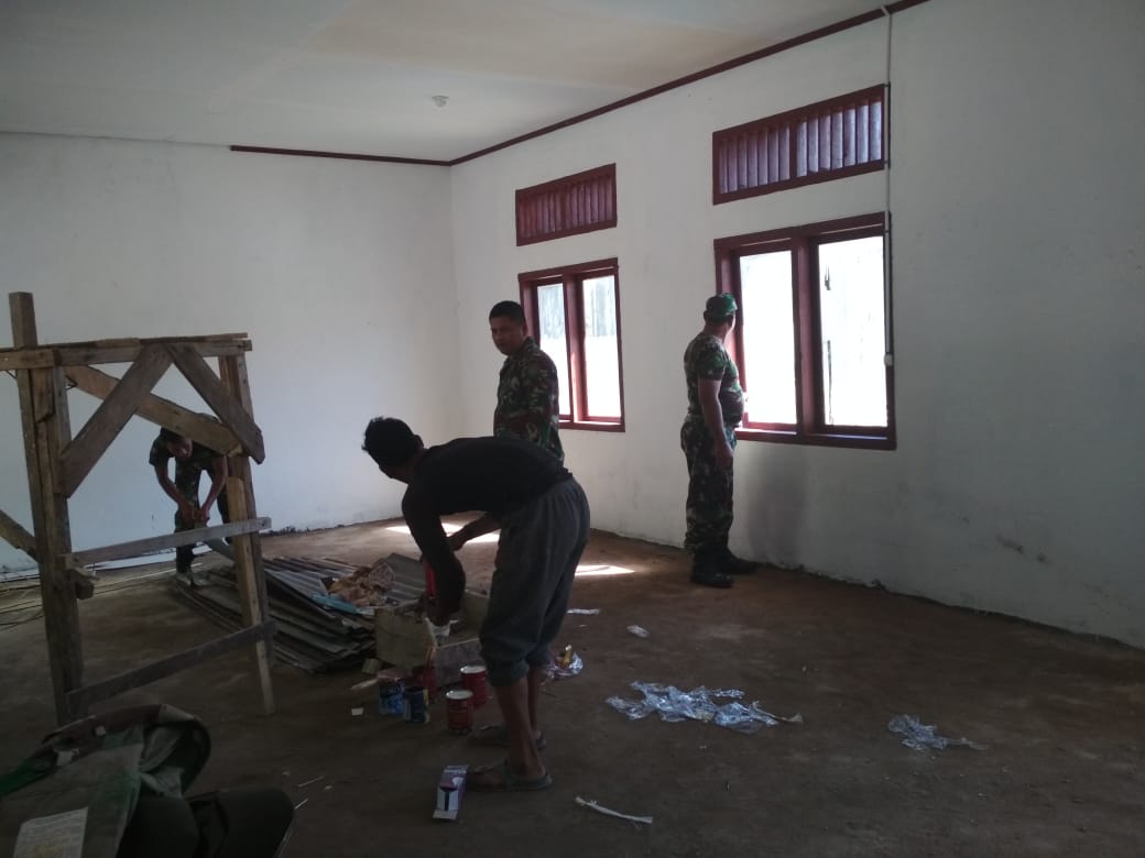 Personil Koramil Bantu Pembenahan Kantor Balai Desa Lhok Kruet