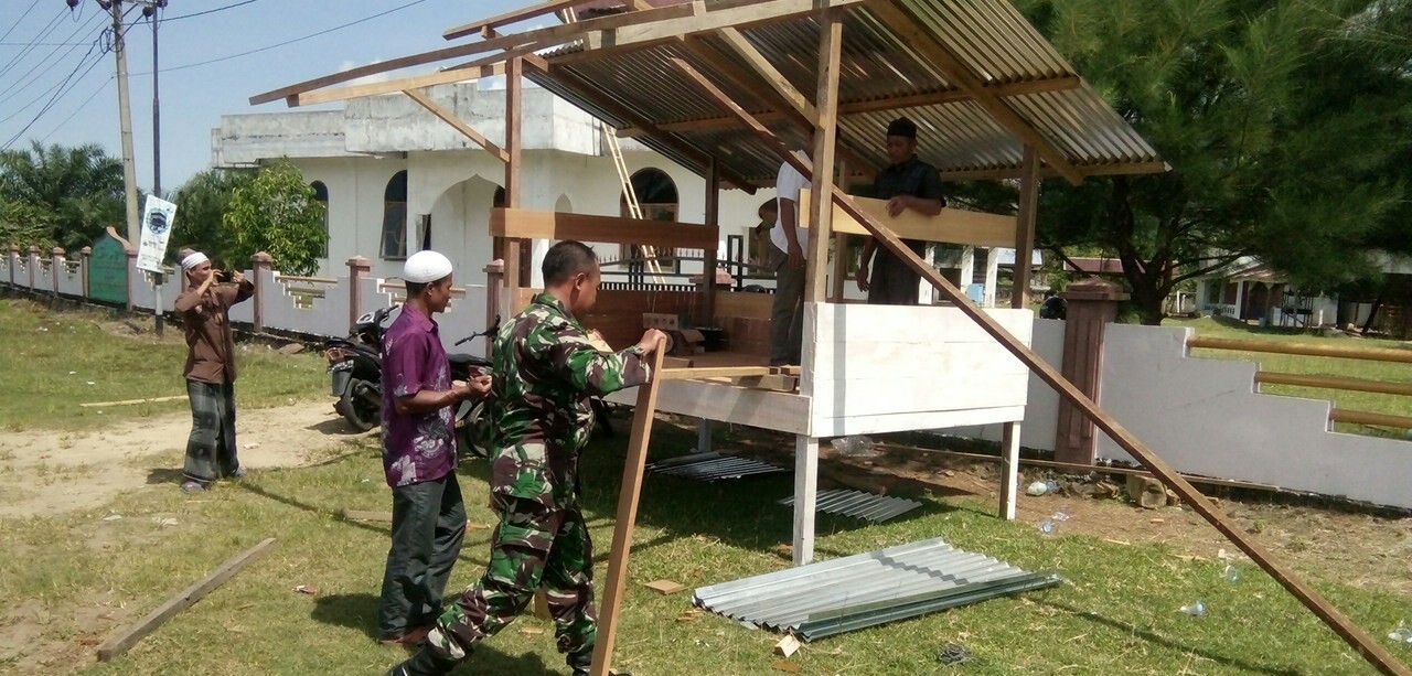 Serda Febri Bantu Warga Dirikan Pos Kamling