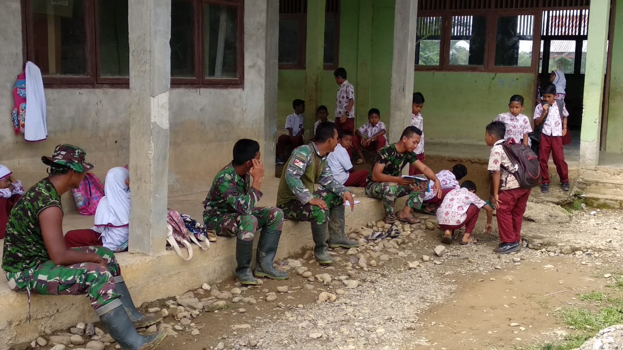 Murid SD Gembira Bermain Bersama Anggota TNI Satgas TMMD ke 103 Kodim 0105/Abar