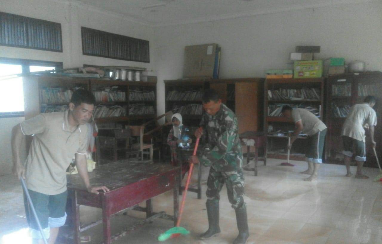 Banjir Surut, TNI Bantu Bersihkan Faslitas Umum dan Rumah Masyarakat