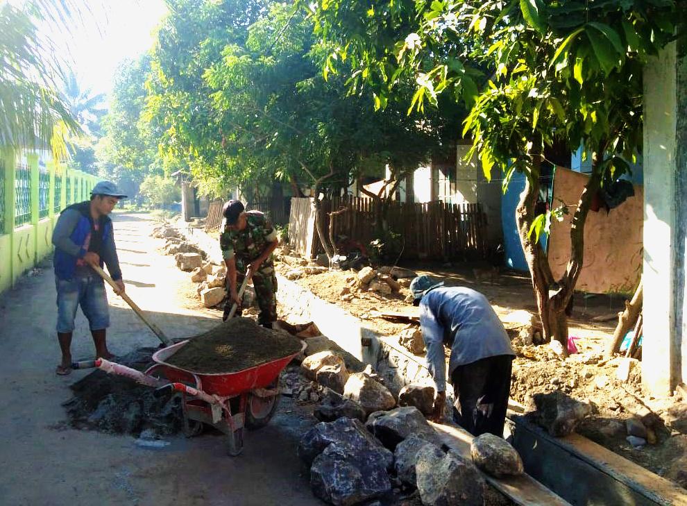 Antisipasi Musim Hujan, Babinsa Desa Liue Bantu Warga Bangunan Saluran Air