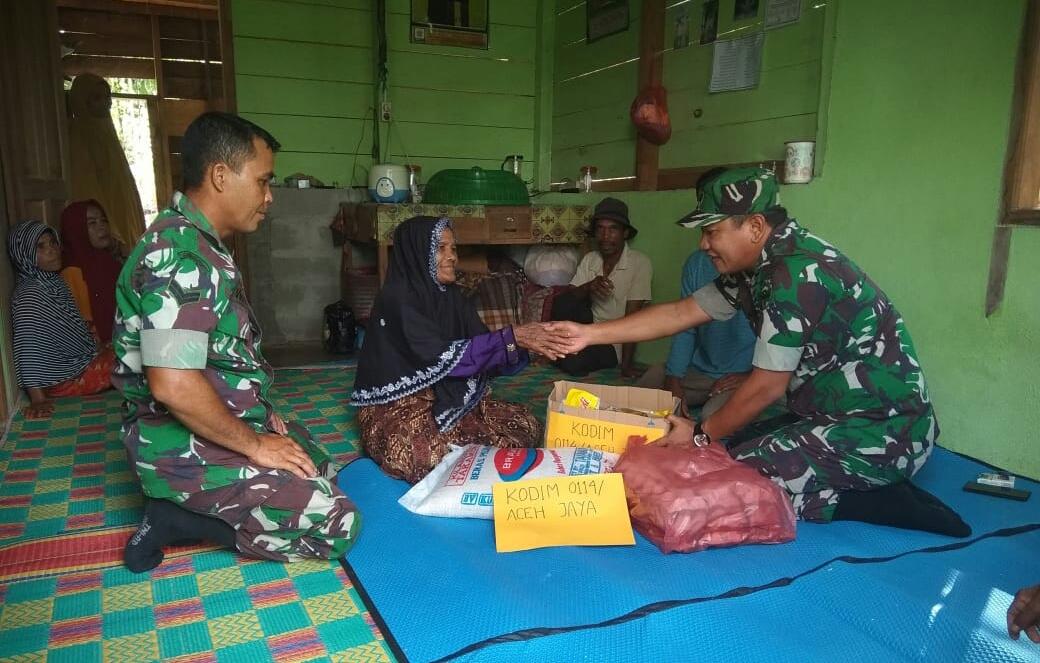 Kodim Aceh Jaya Serahkan Bantuan Sembako untuk Korban Kebakaran di Panga