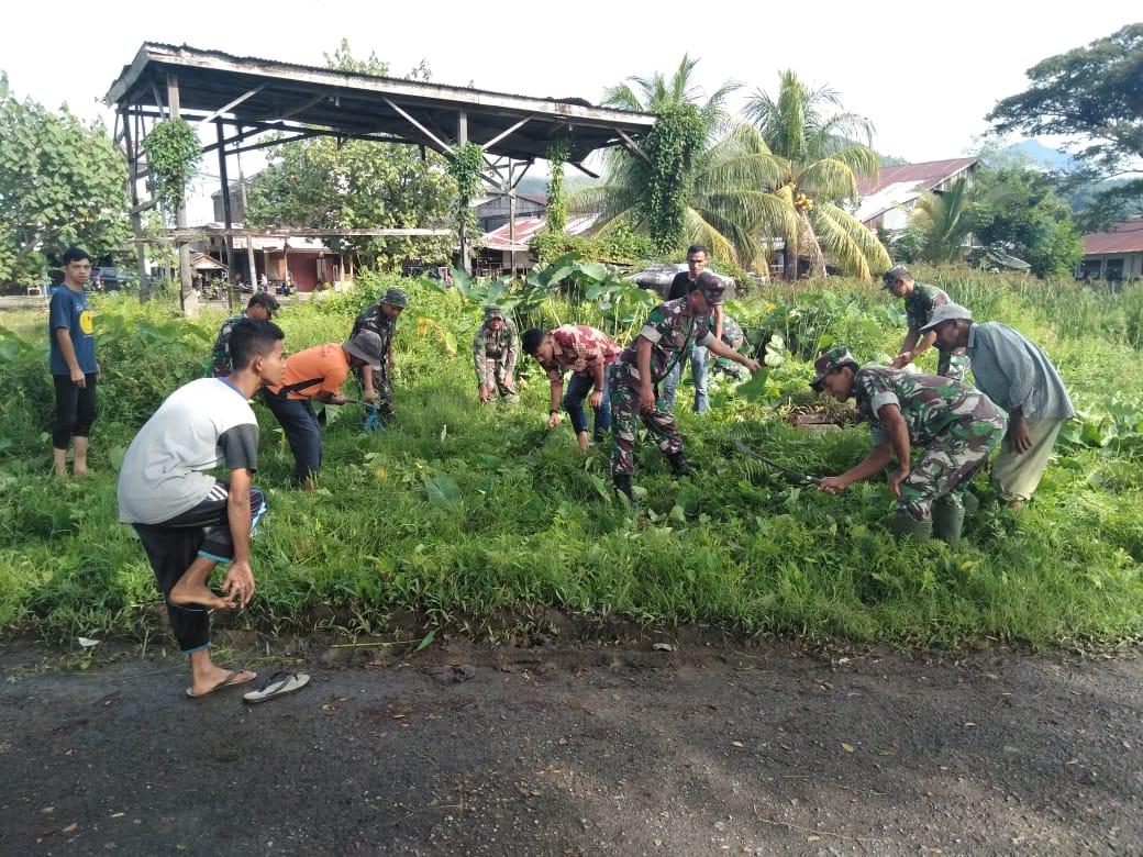 Koramil Lamno Bersama Warga  Gotong Royong Bersihkan Lingkungan