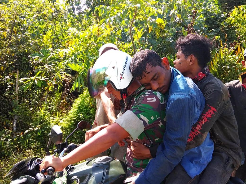 Babinsa Koramil Lamno Evakuasi Warga Korban Kecelakaan Kerja