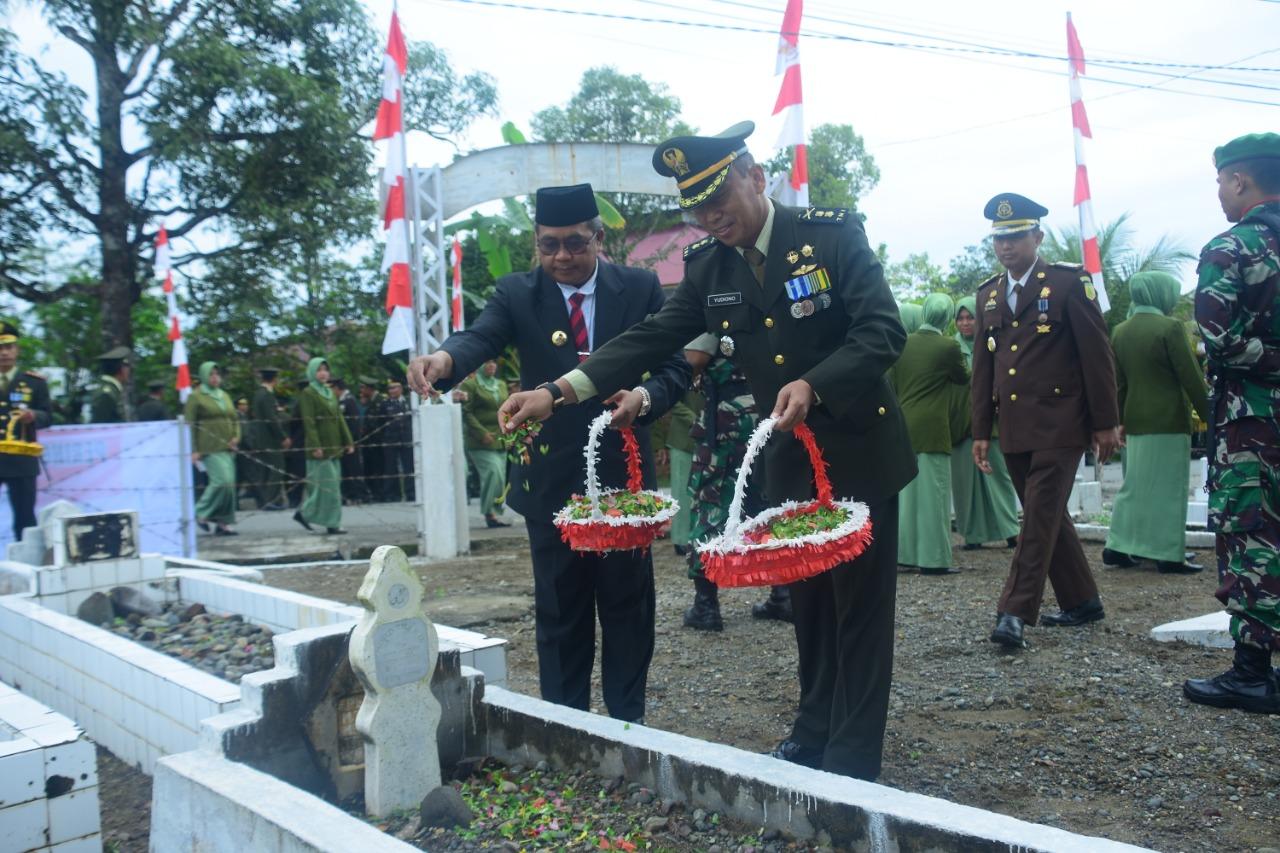 Kasrem 012/TU Pimpin Ziarah di Makam Pahlawan