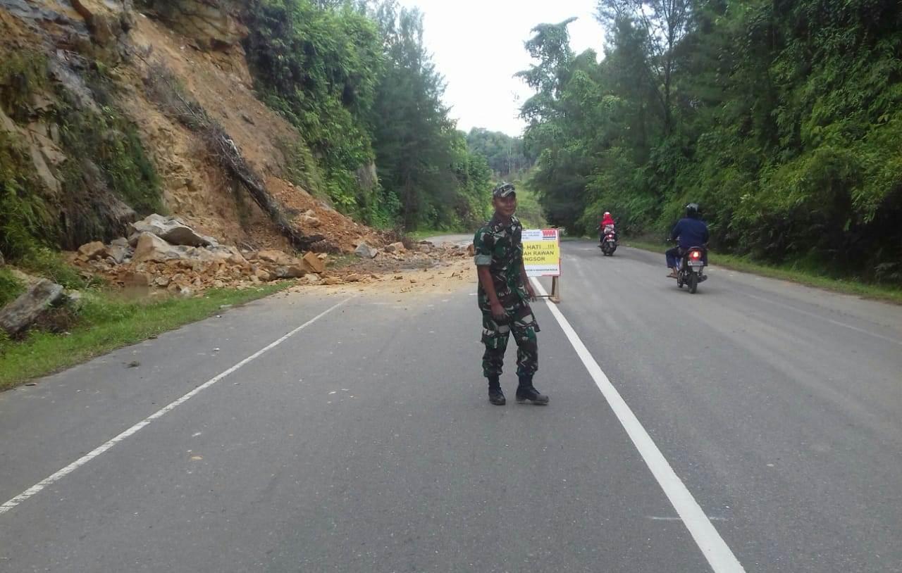 Tanah Longsor Tutup Badan Jalan, Babinsa Lageun Bantu Atur Lalu Lintas