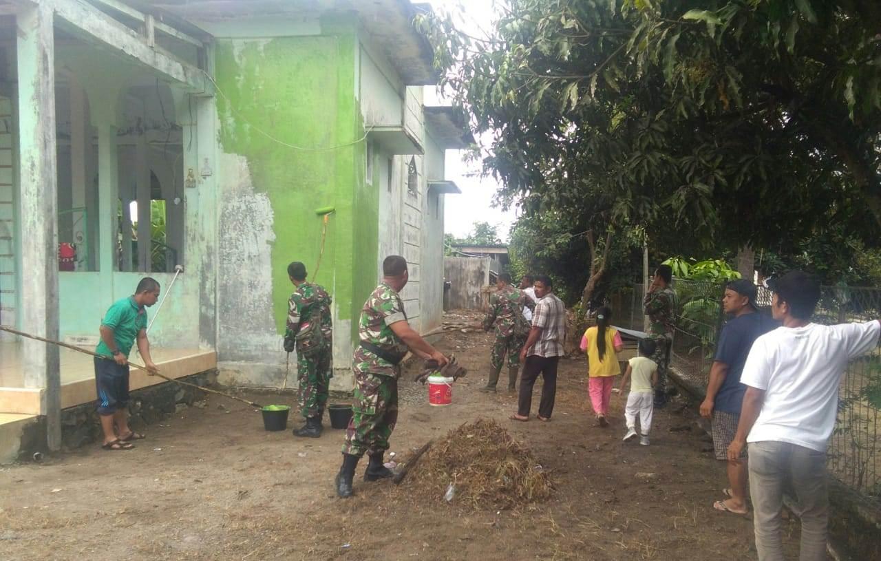 TNI Bersama Warga Gotong Royong Bersihkan Mesjid