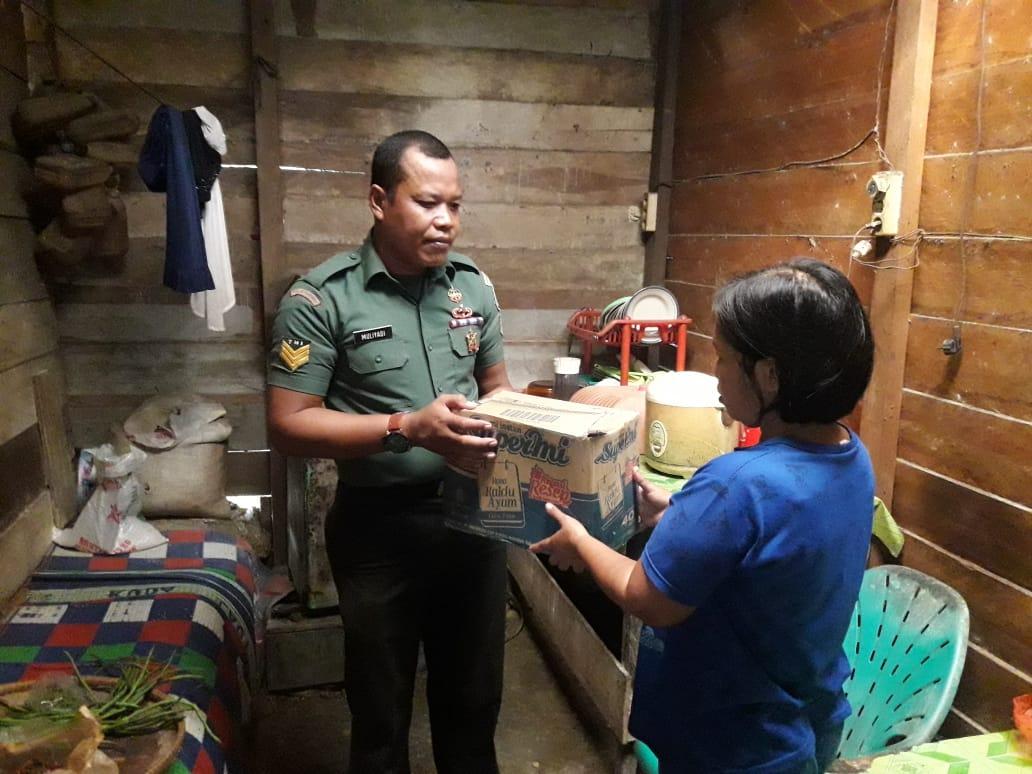 Babinsa Koramil 06/Singkohor Memberikan Bantuan Sembako Kepada Warga Binaannya