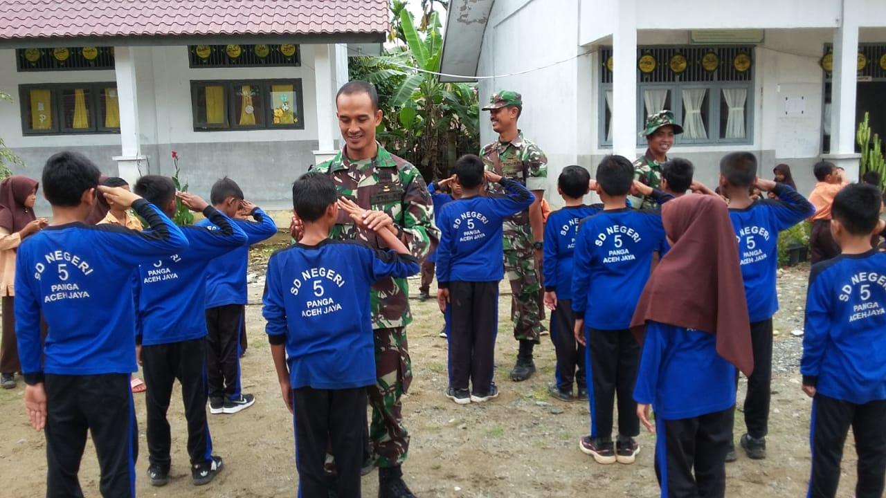 Babinsa Koramil Panga Latih Siswa SD Tentang PBB