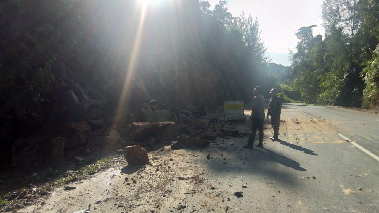 Personil Koramil Lageun Tinjau Lokasi Longsor Di Gunung Ceuncrang