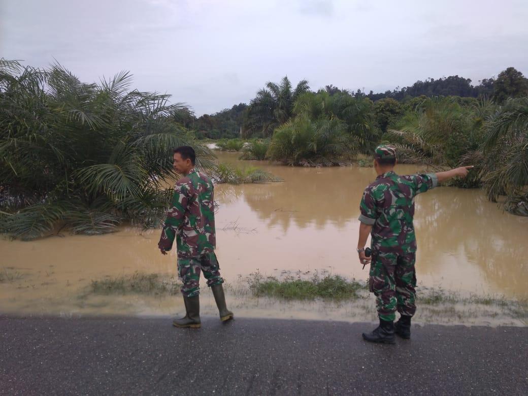 Anggota Koramil 07/Danau Paris Pantau Situasi Banjir