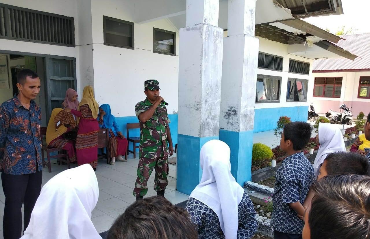 Babinsa Ikut Salurkan Beasiswa Cerdas Untuk Siswa