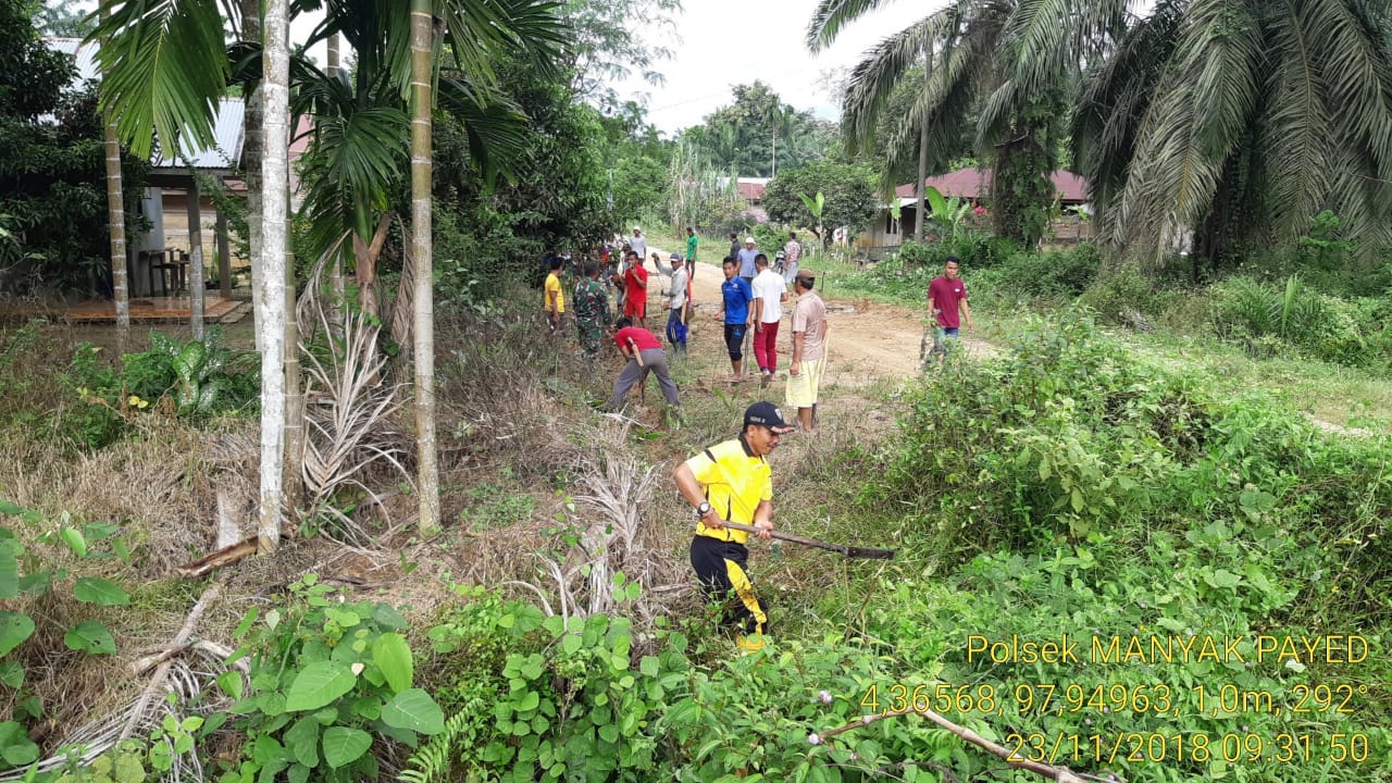 Babinsa 06/Mpy dan Bhabinkamtibmas Gotong Royong Bersama dengan Warga