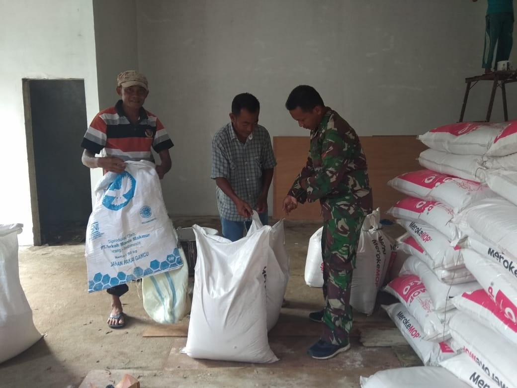 Babinsa Pos Ramil Jeumpa Dampingi Perangkat Desa Bagikan Pupuk Bantuan