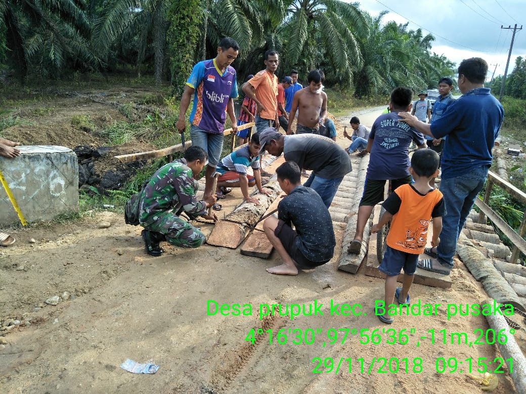 Babinsa Koramil 05/Thu dan Warga Prupuk Gotong Royong Buat Jembatan