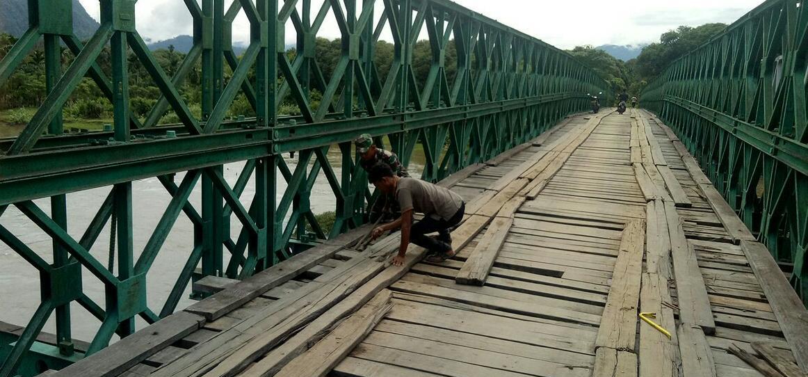 Membahayakan Keselamatan, Babinsa dan Warga Perbaiki Lantai Jembatan
