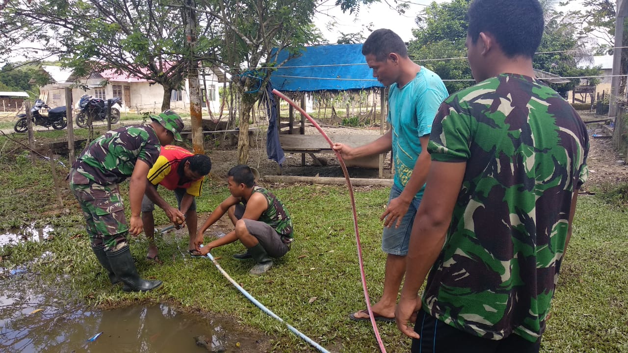Sulit Air Bersih, Satgas TMMD Ke 103 Bersama Masyarakat Membuat Saluran Air Cadangan
