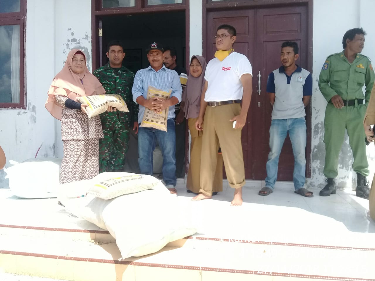 Serda Sarwono Awasi Pemberian Bantuan Bibit Padi Kepada Kelompok Tani Kec. Kaway XVI