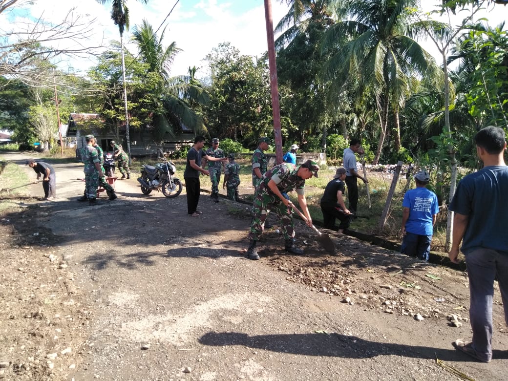 Personil TNI Bersama Warga Gotong Royong Perbaiki Jalan