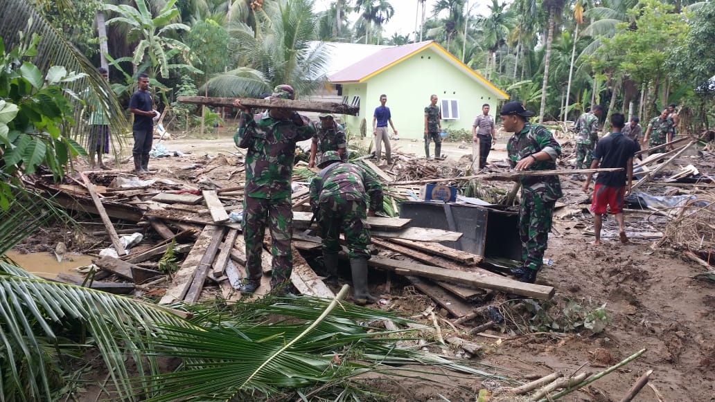Babinsa Bantu Warga yang Terkena Banjir