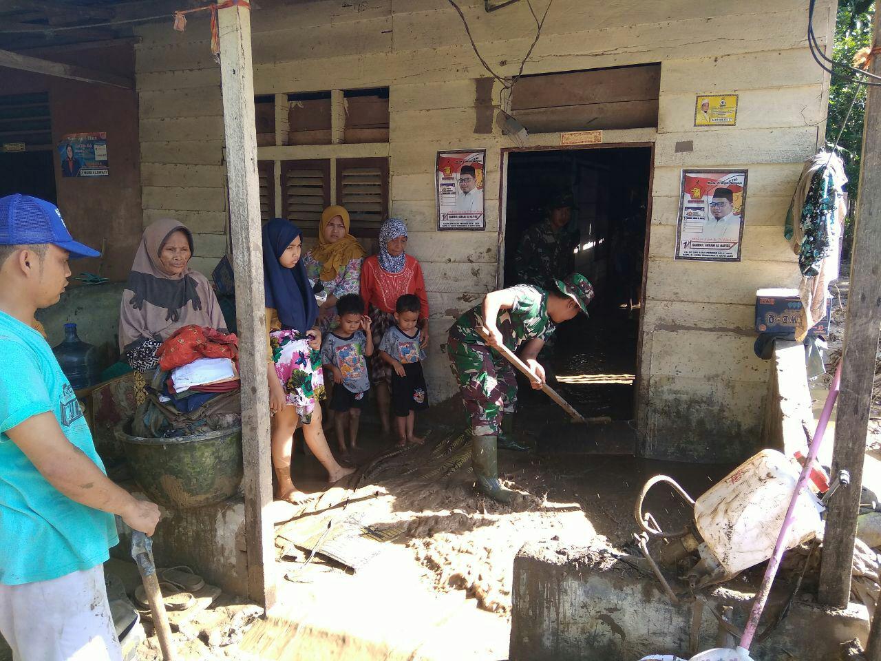 Personel Kodim 0108 Bantu Warga Pasca Banjir Bandang