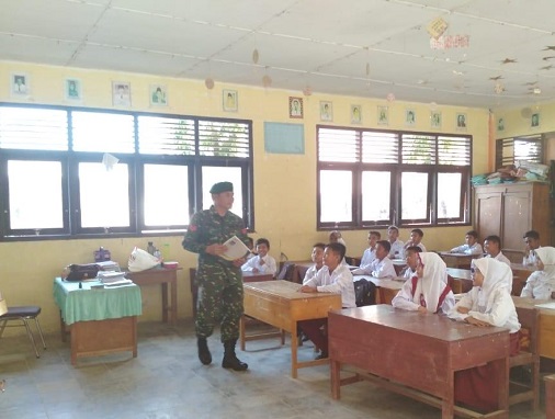 Koptu Efrizal Berikan Wasbang di SDN Teluk Nibung