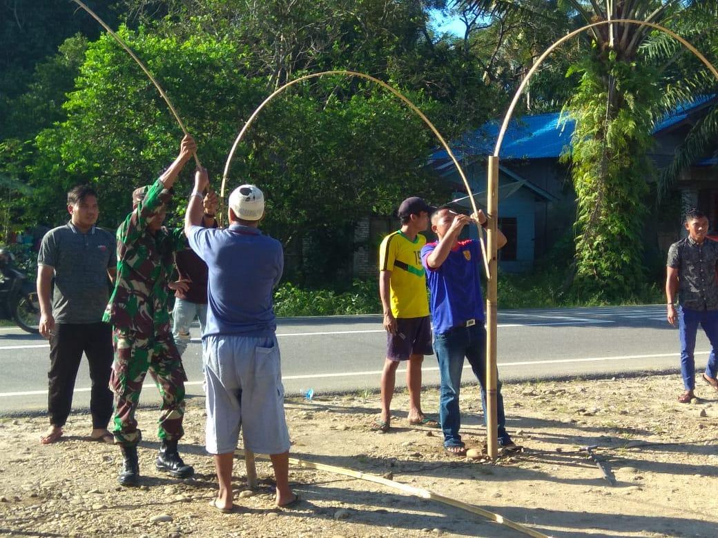 Babinsa Koramil 04/Simpang Kanan Bersama Masyarakat Laksanakan Gotong Royong