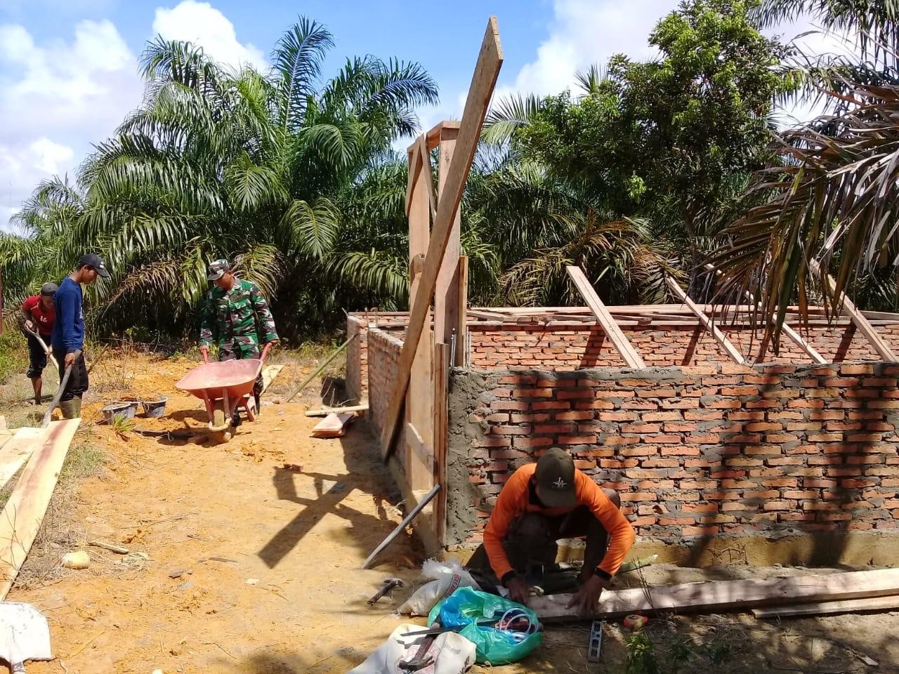 Babinsa Koramil 06/Singkohor Bantu Bangun Rumah Warga