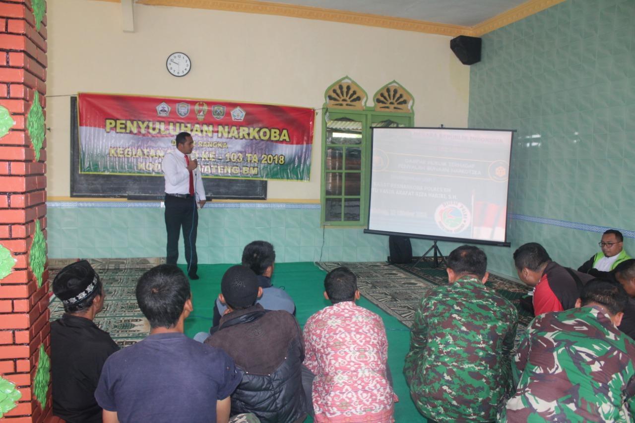 Masyarakat Terima Sosialisasi Narkoba dari Satgas TMMD