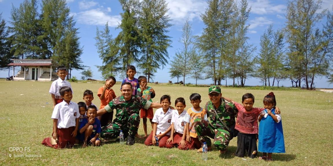 Rangsang Cita-Cita, Babinsa Kuala Batee Kenalkan Profesi TNI Pada Siswa SD