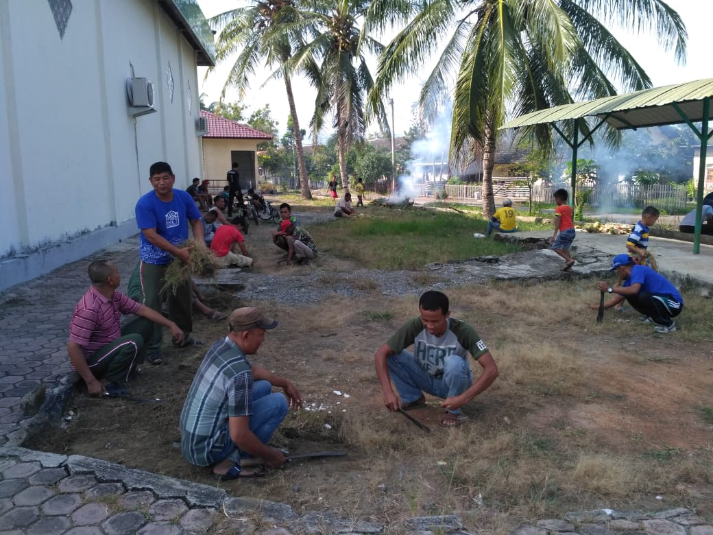 Warga Asrama TNI AD Kodam IM bersama Kanwil Depag Aceh bersihkan masjid Al-Fitrah