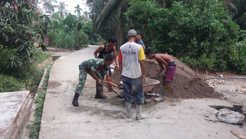 Babinsa Koramil 02/Krb Gotong Royong Bersama Masyarakat