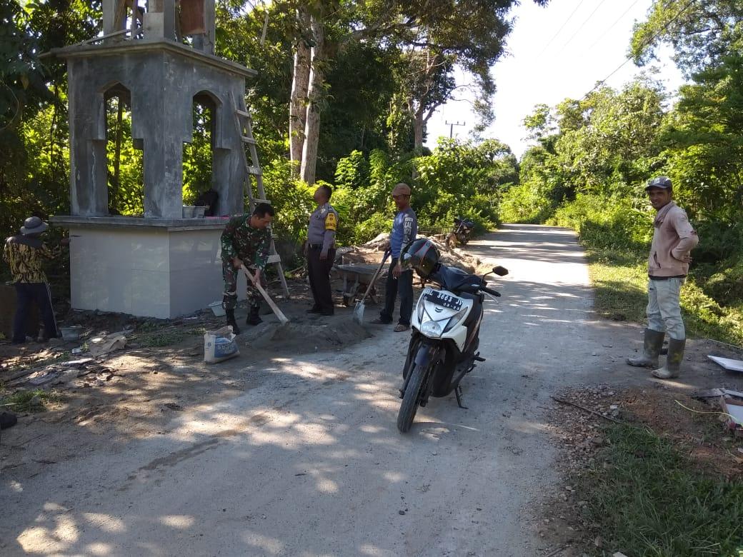 Babinsa Panga Bantu Pembuatan Gapura Desa