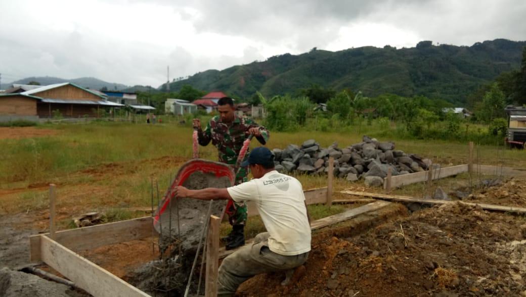 Babinsa Pegasing Bantu Masyarakat Bangun MCK