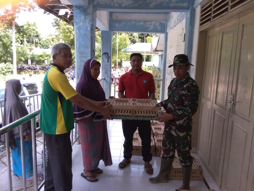Babinsa Kawal Pendistribusian Bantuan Bibit Ternak