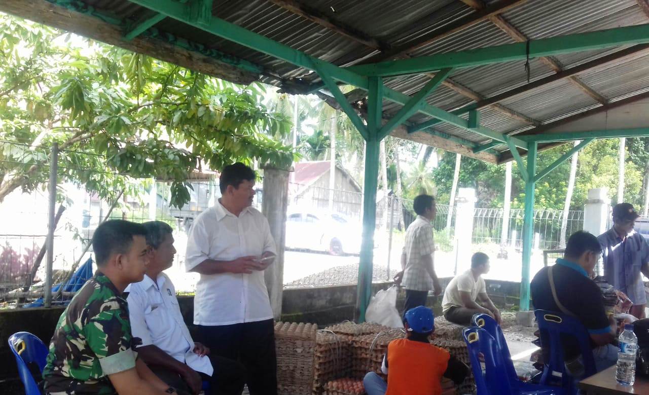 Babinsa Koramil 08/Arongan Turut Memantau Kegiatan Pasar Murah di Wilayahnya