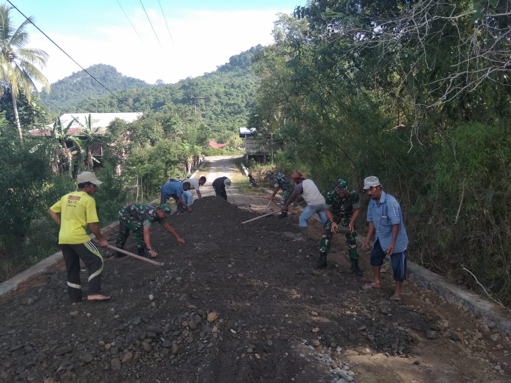 Anggota Koramil 01/Lamno Bantu Warganya Timbun Jalan Berlubang