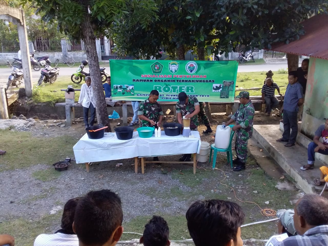Koramil 04/Pidie Ajari Masyarakat Gampong Cot Teungoh Membuat Roter dan Fermentasi Pakan Ternak