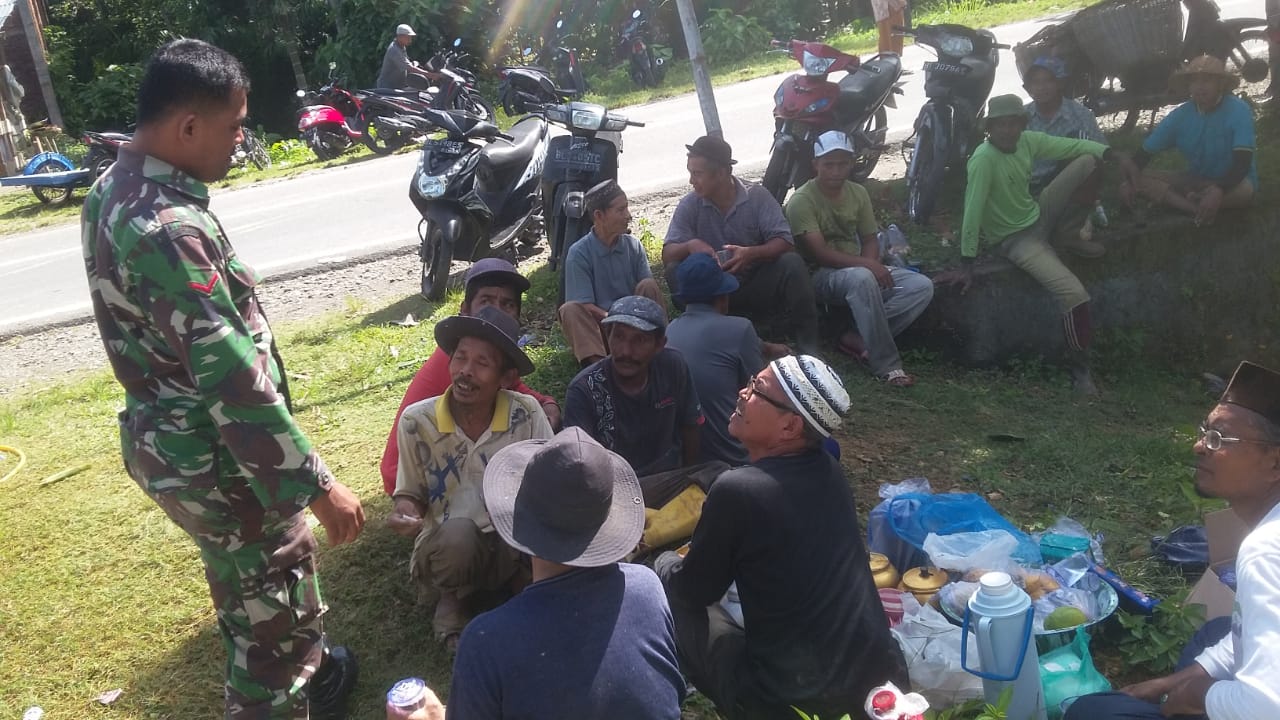 Babinsa dan Masyarakat, Segera Olah Sawah yang Sudah Dipanen