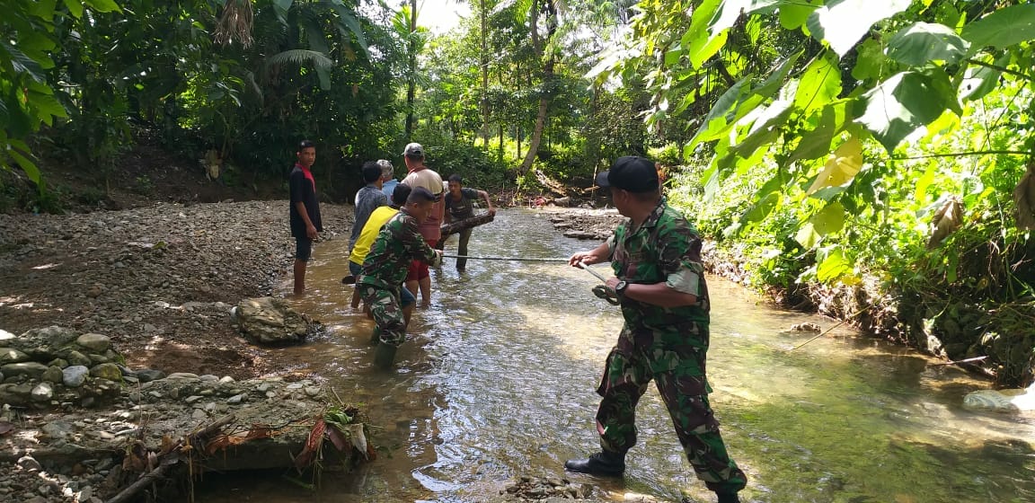 Babinsa dan Warga Gotong Royong Perbaiki Irigasi