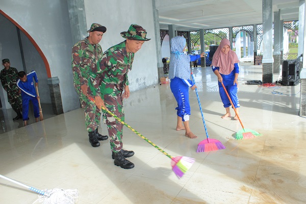 Gabungan TNI,Polri dan ASN di Nagan Raya, Gotong Royong Bersihkan Alun-Alun