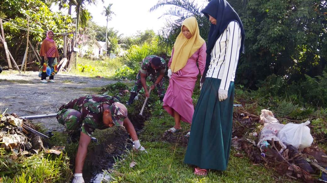 Peduli Kebersihan Lingkungan, Babinsa Koramil 04/Meurebo Gotong Royong Bersama Warga dan Mahasiswa